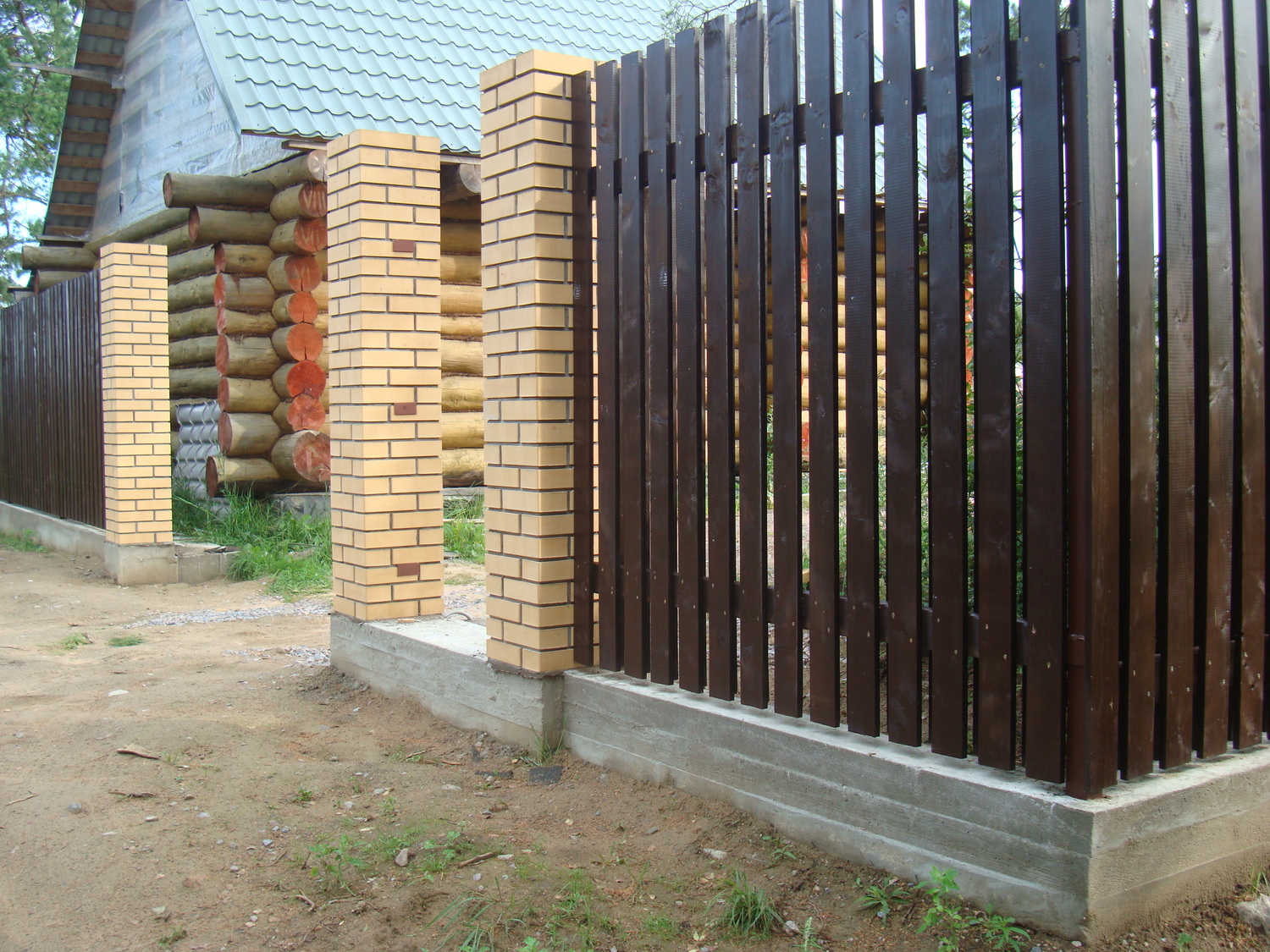 Деревянный забор на ленточном фундаменте